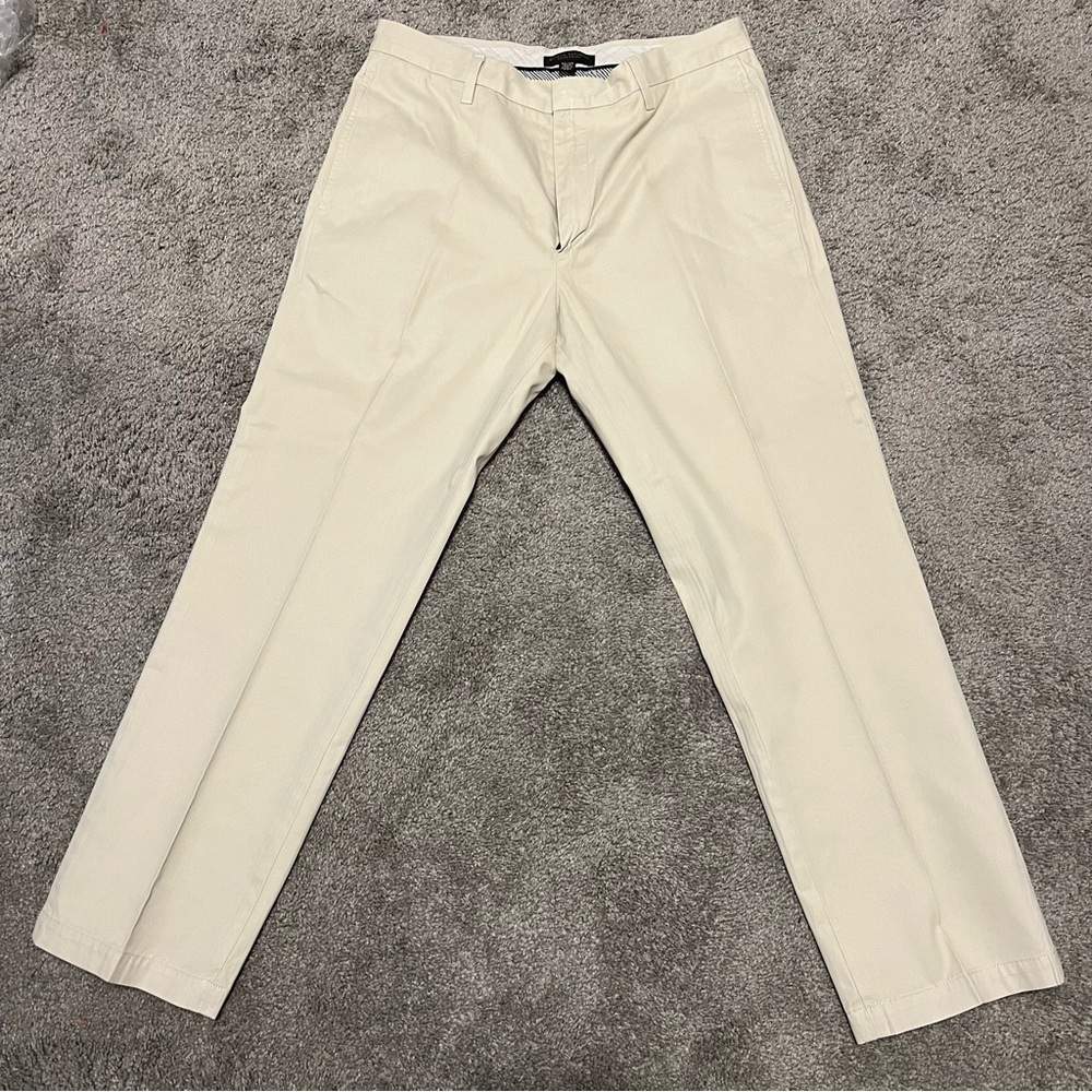 Banana Republic 32x30 Gavin Chino. Light tan khaki from Spring ‘11. Perfect 👌